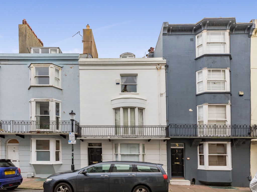 2 bed flat for sale in Burlington Street, Brighton BN2, £357,000