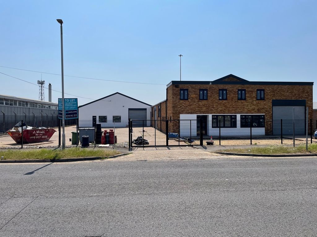 Industrial to let in Chineham Court, Basingstoke Road, Reading RG2, £72,941 pa