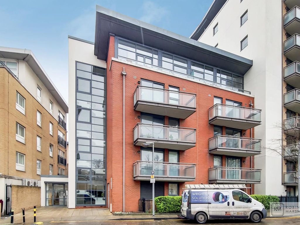 1 bed flat for sale in Crews Street, London E14, £340,000