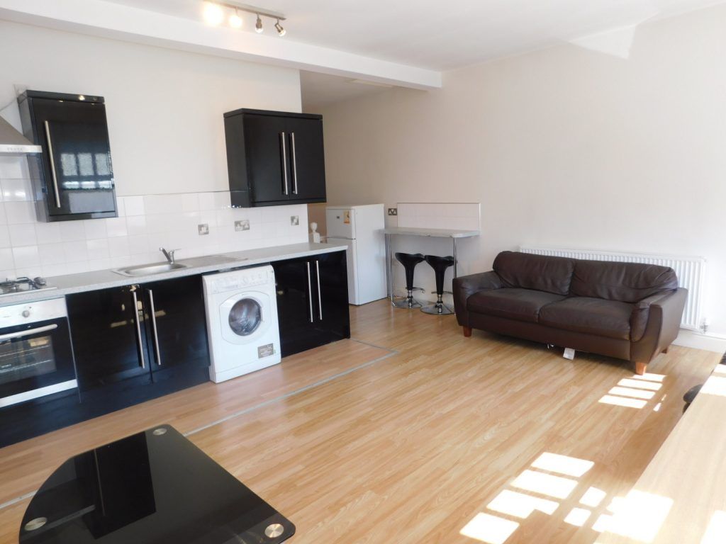 2 bed flat to rent in Stretton Road, Leicester LE3, £997 pcm