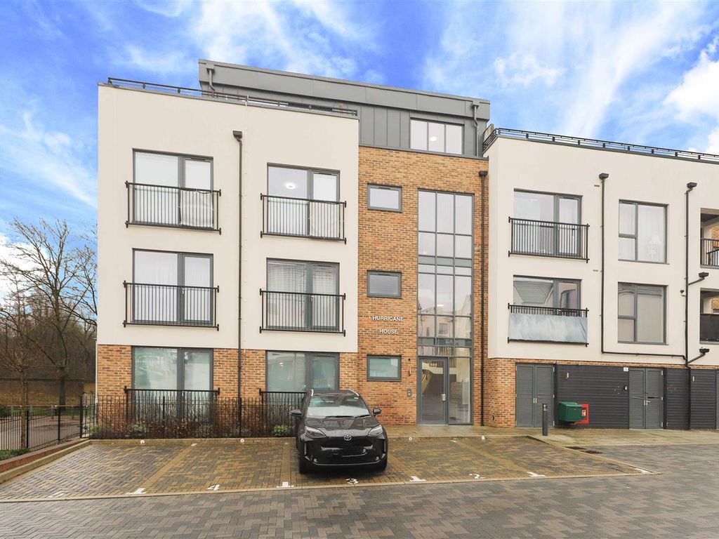 2 bed flat for sale in Kenley Place, Uxbridge UB10, £450,000