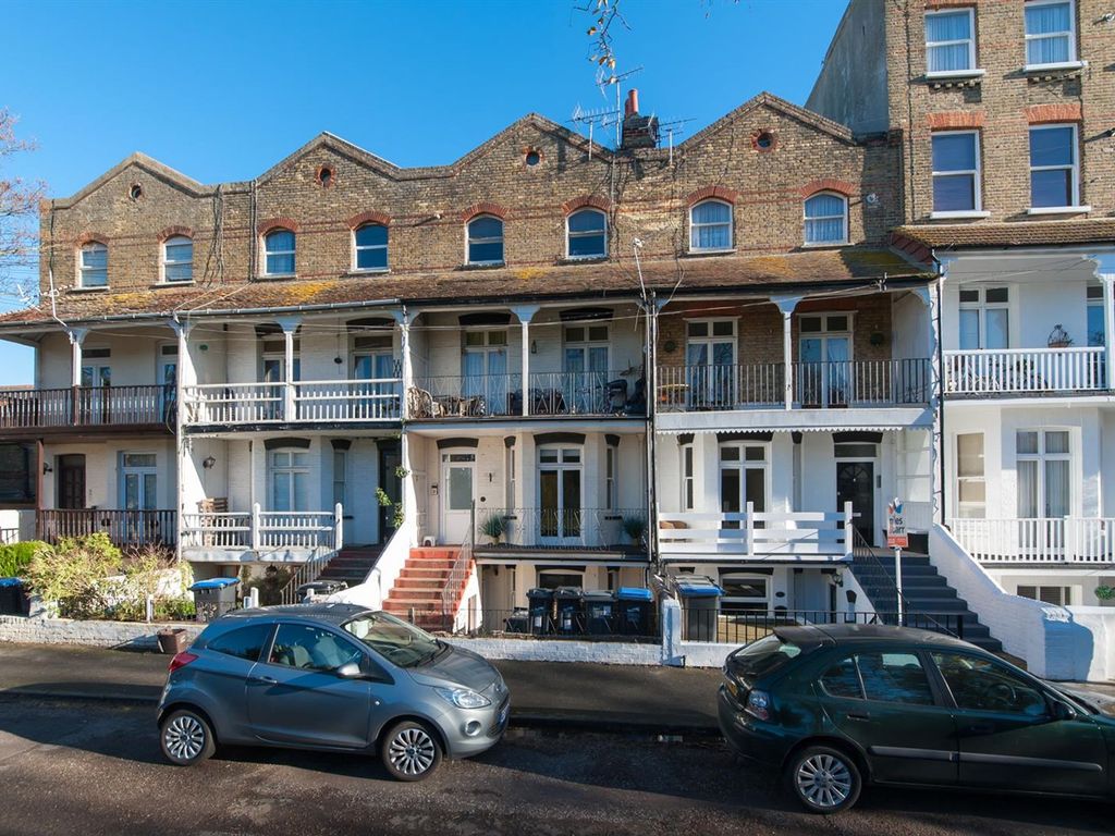 1 bed flat to rent in Adrian Square, Westgate-On-Sea CT8, £750 pcm