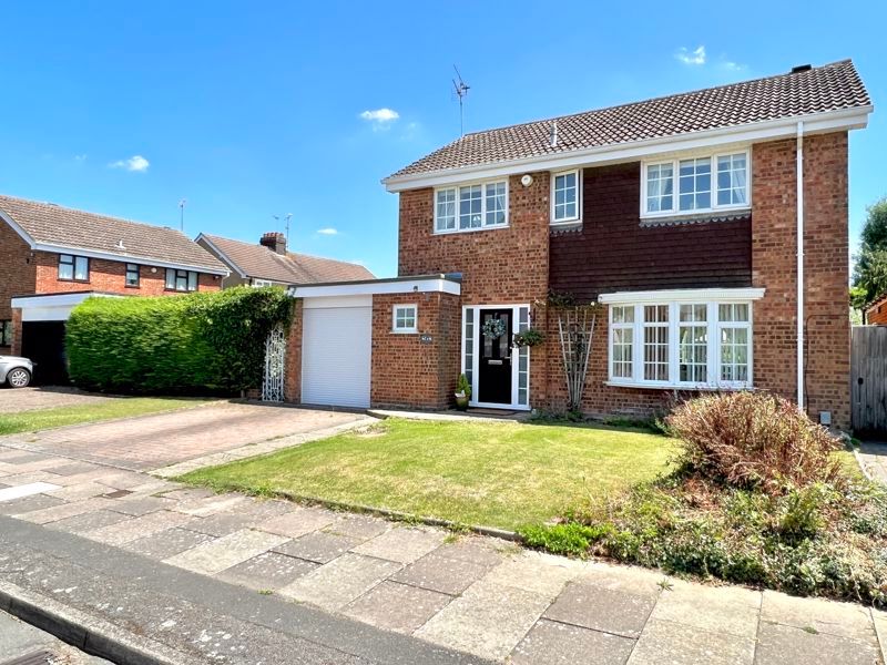 4 bed detached house for sale in Beacon Avenue, Dunstable LU6, £550,000