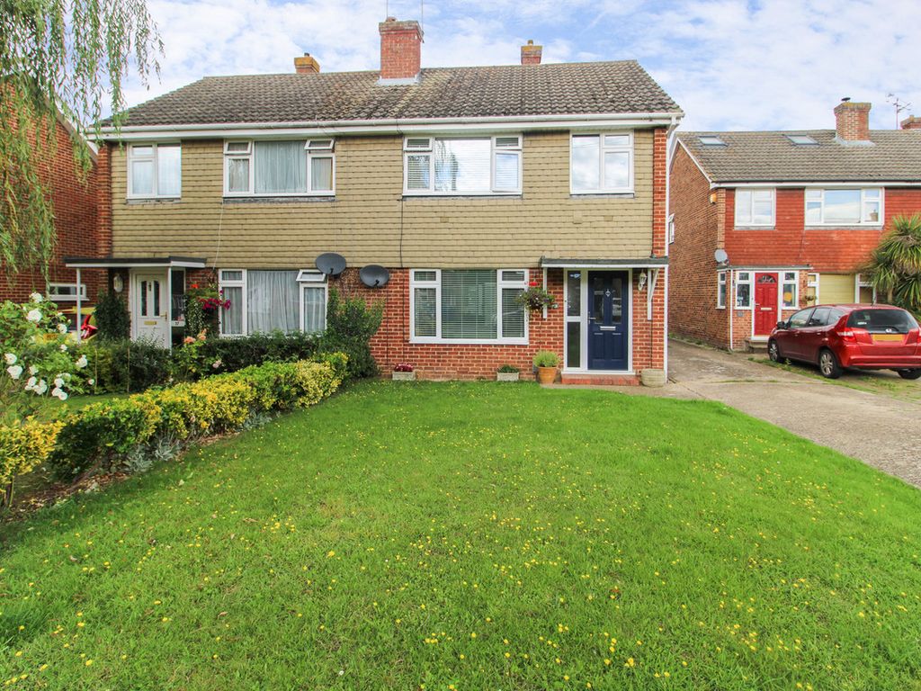 3 bed semi-detached house for sale in Amberley Drive, Twyford RG10, £500,000