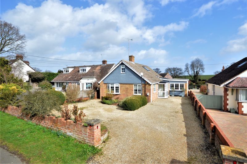 4 bed detached bungalow for sale in Ickford Road, Tiddington, Thame OX9, £565,000
