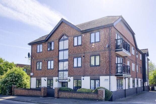 2 bed flat to rent in Devere Court, Stratford-Upon-Avon CV37, £975 pcm