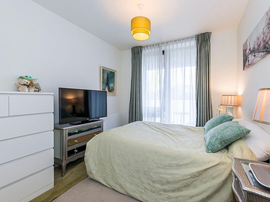 1 bed flat for sale in Tide Waiters House, Aberfeldy Village E14, £399,995