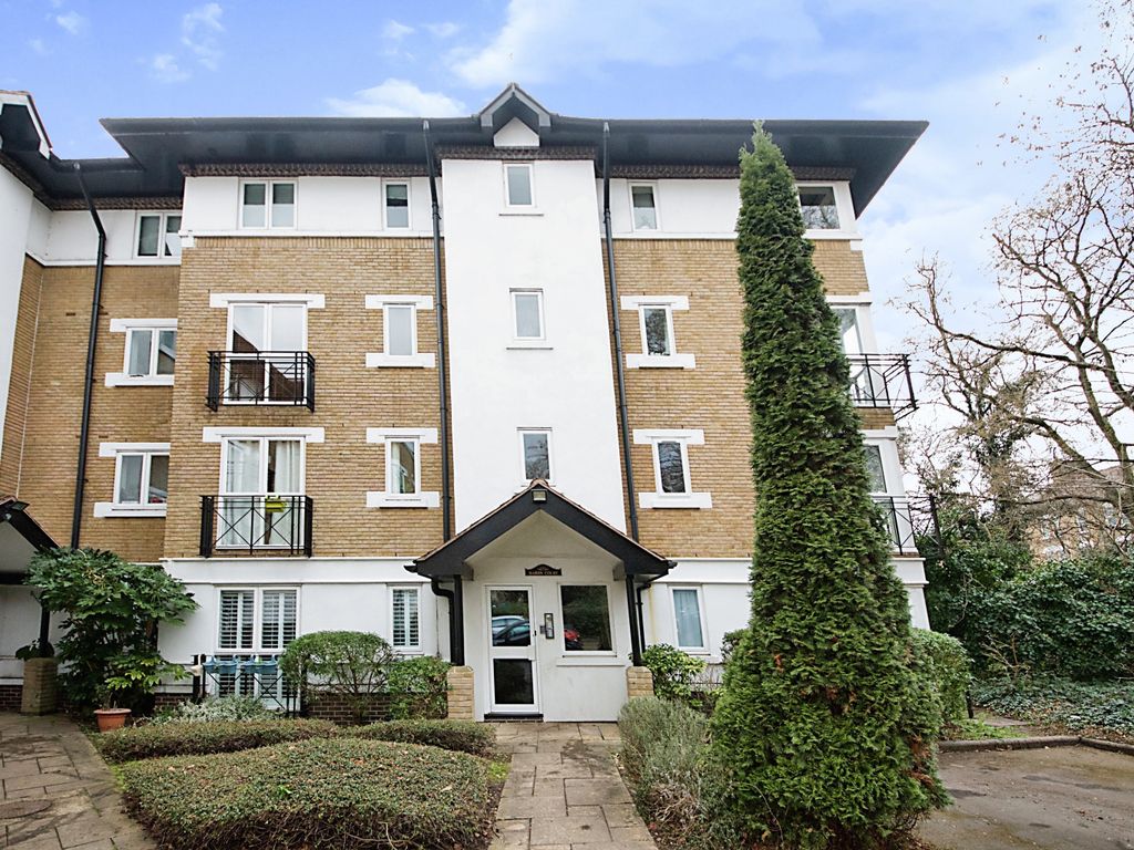 2 bed flat for sale in Wanstead, London E11, £415,000