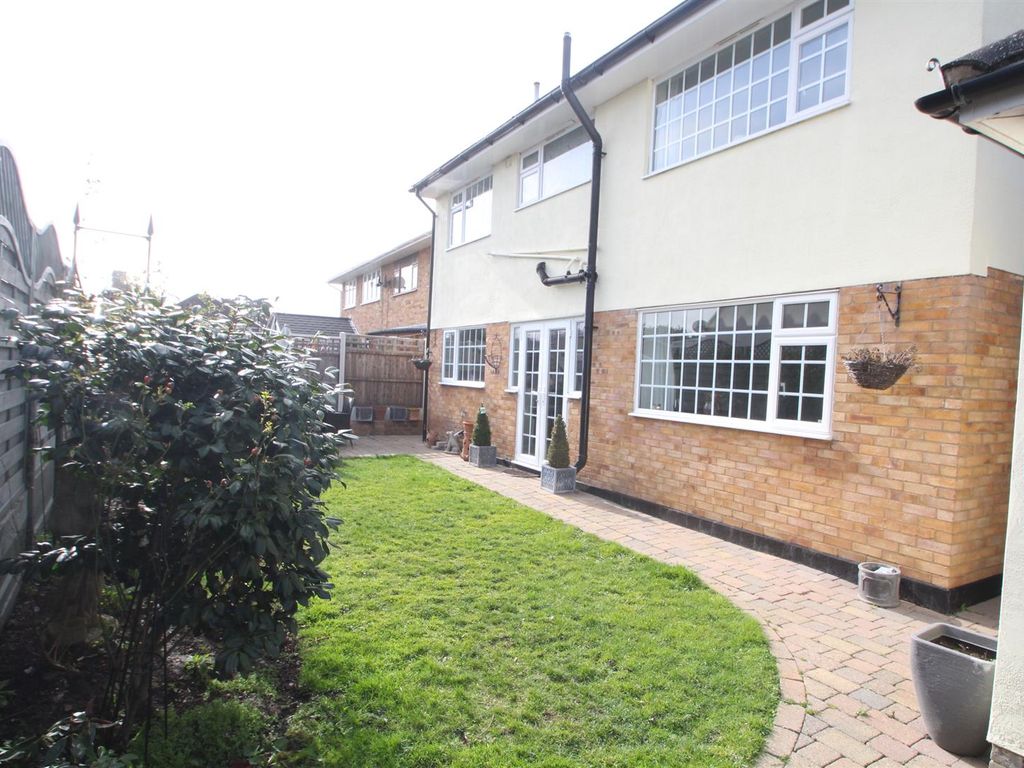 4 bed detached house for sale in Rayleigh Avenue, Leigh-On-Sea SS9, £550,000