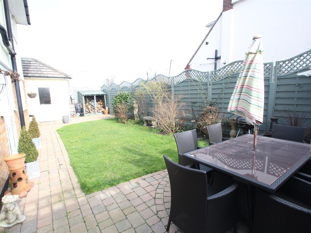 4 bed detached house for sale in Rayleigh Avenue, Leigh-On-Sea SS9, £550,000