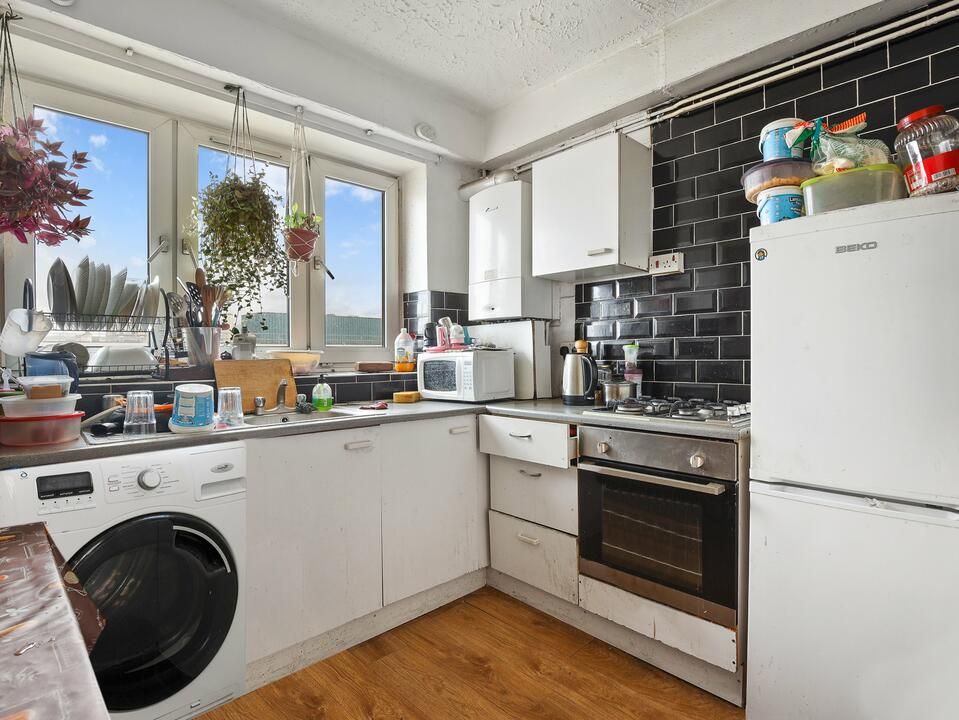2 bed flat for sale in Cannon Street Road, London E1, £350,000