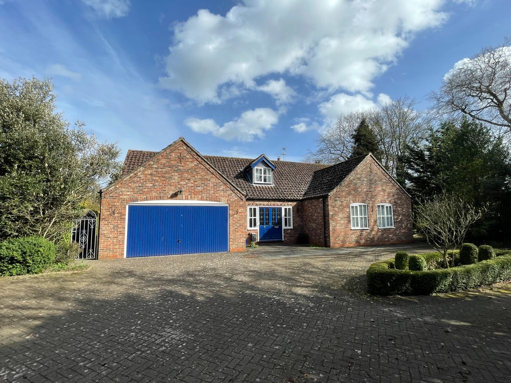 3 bed detached house for sale in Caistor Road, Market Rasen LN8, £400,000