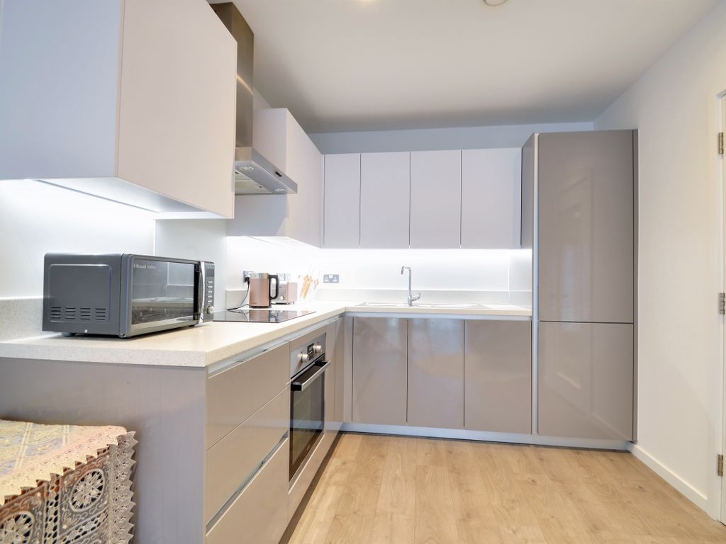1 bed flat for sale in Juniper Drive, London SW18, £415,000