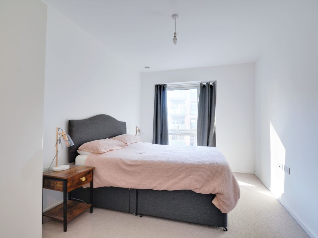 1 bed flat for sale in Juniper Drive, London SW18, £415,000