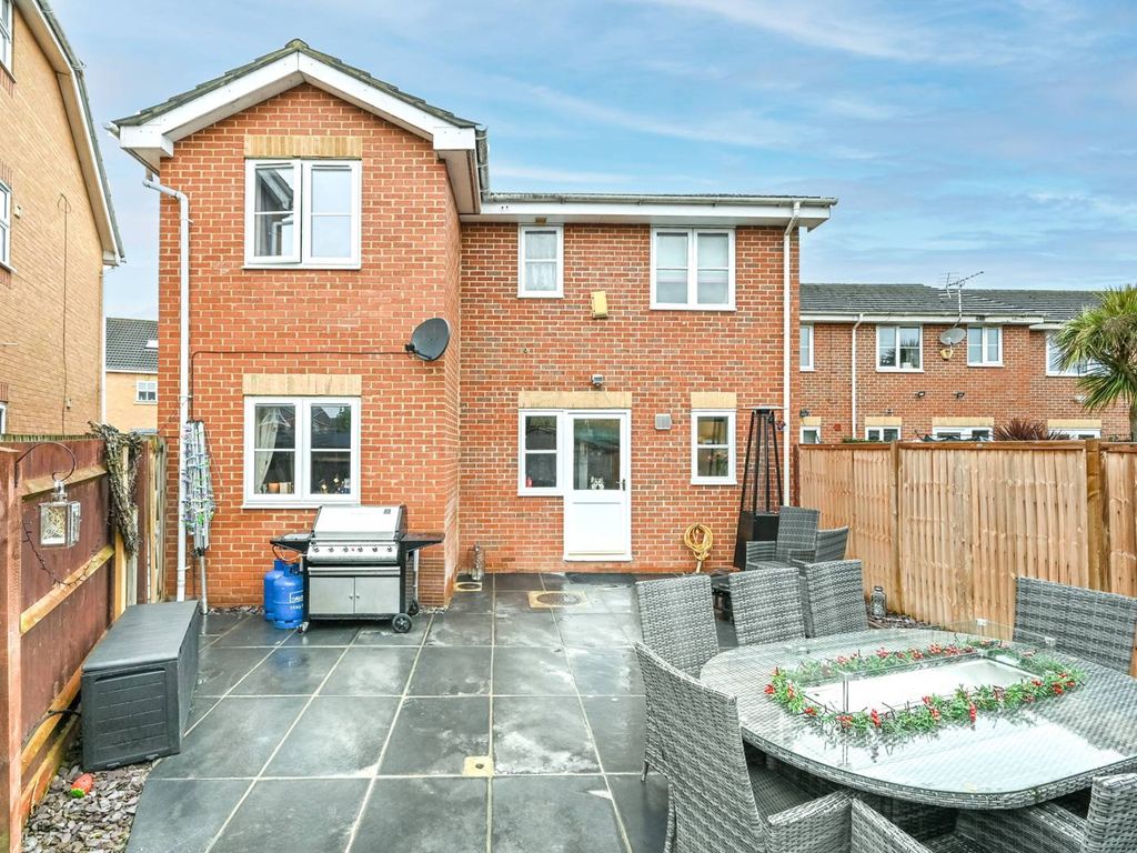 4 bed end terrace house for sale in Palace Close, Slough SL1, £475,000