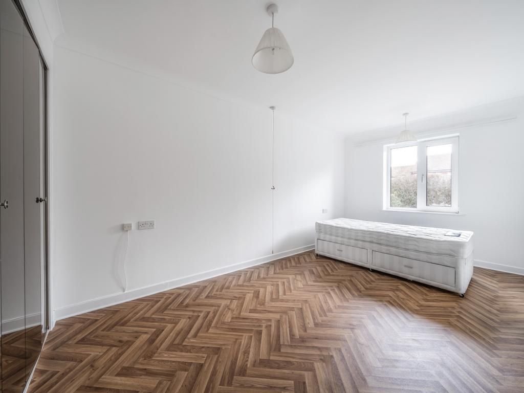 2 bed flat for sale in Haddenhurst Court, Binfield, Berkshire RG42, £210,000