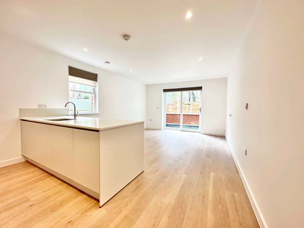 2 bed flat to rent in Archway Road, Highgate N6, £3,200 pcm