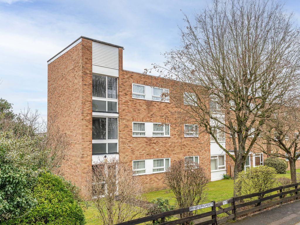 3 bed flat for sale in Glengall Road, Woodford Green IG8, £385,000