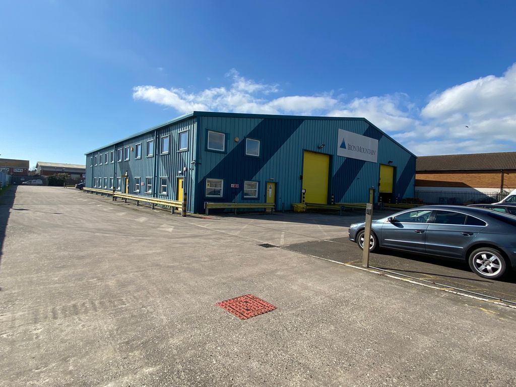 Warehouse to let in Ellis Square, Chichester PO20, £150,000 pa