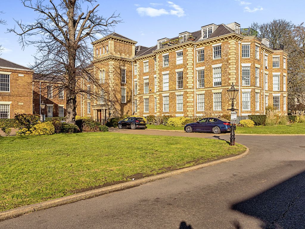 2 bed flat for sale in Royal Drive, London N11, £550,000