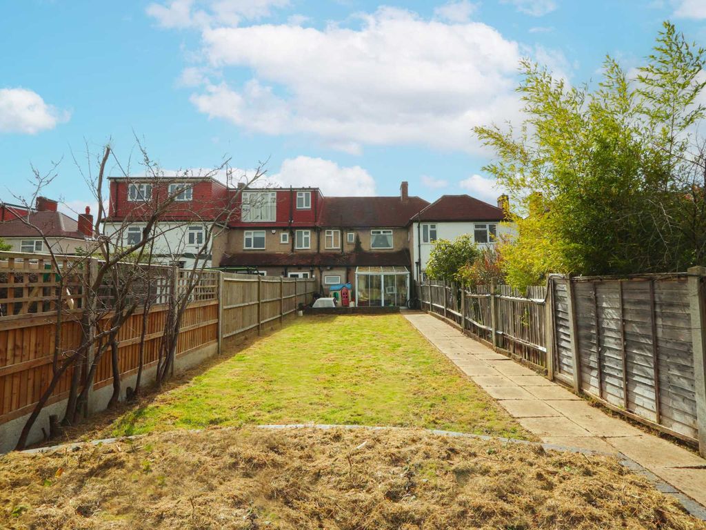 3 bed terraced house for sale in Amberwood Rise, New Malden KT3, £580,000