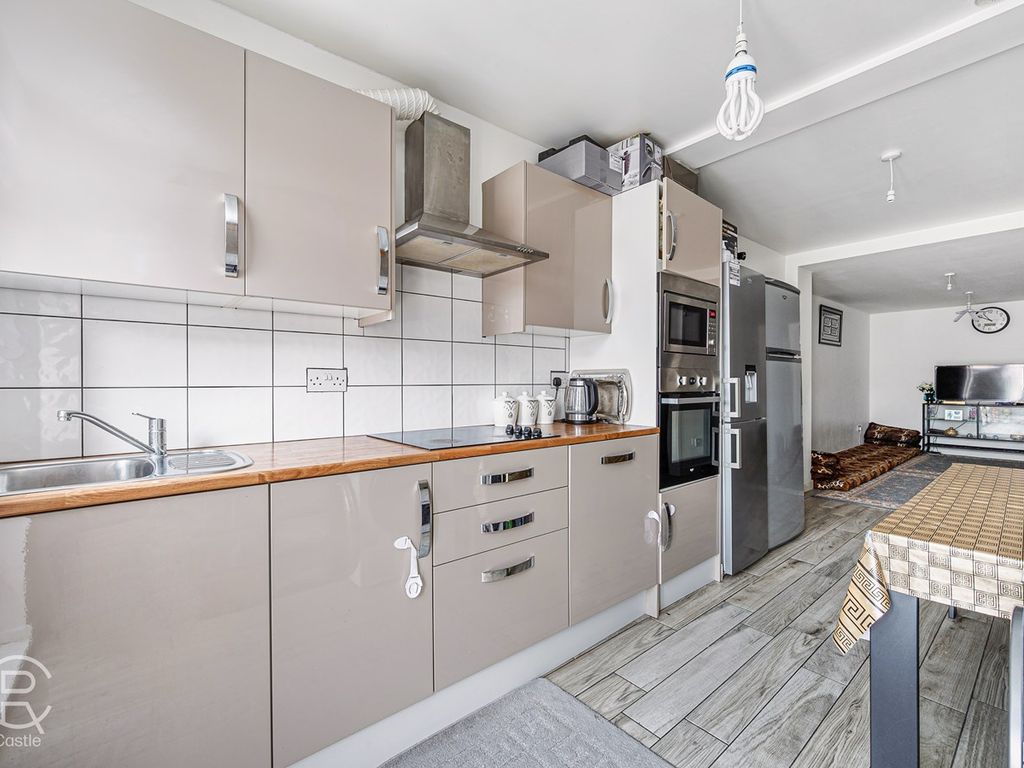 2 bed flat for sale in Greenford Avenue, London W7, £445,000