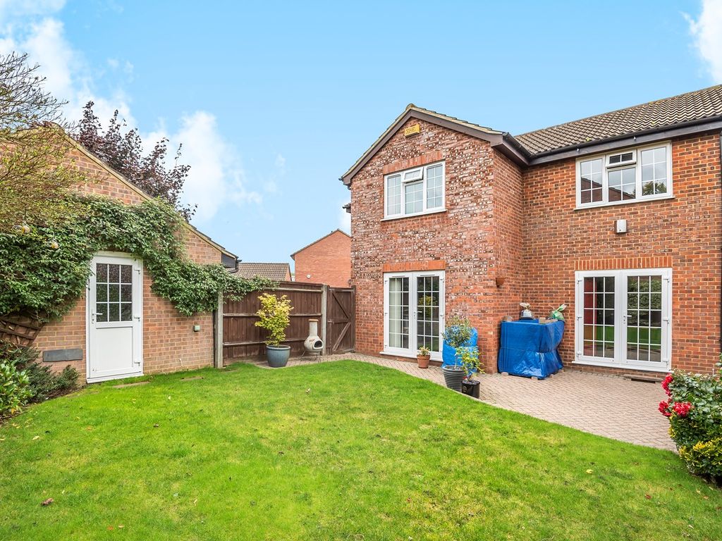 4 bed detached house for sale in Thames Close, Flitwick MK45, £485,000