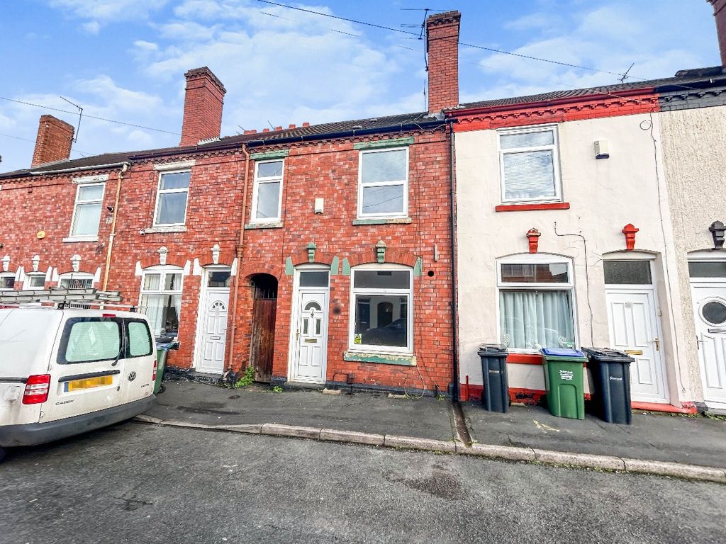 3 bed terraced house to rent in Hall Street, Cradley Heath B64, £800 pcm