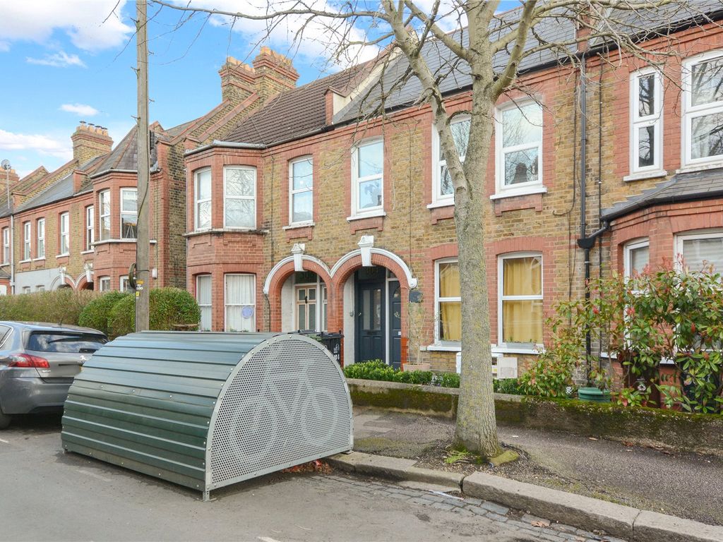 2 bed flat for sale in Brettenham Road, Walthamstow, London E17, £425,000