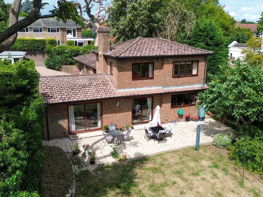 4 bed detached house for sale in Godalming, Surrey GU7, £800,000