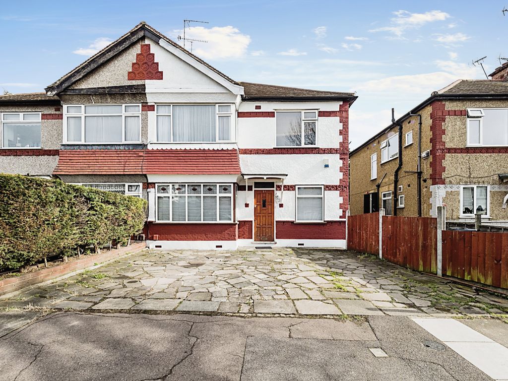 2 bed maisonette for sale in Lechmere Avenue, Woodford Green IG8, £350,000