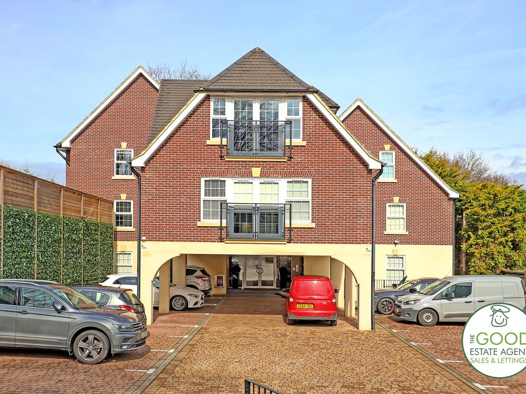 2 bed flat for sale in Roding Heights, Buckhurst Hill IG9, £425,000