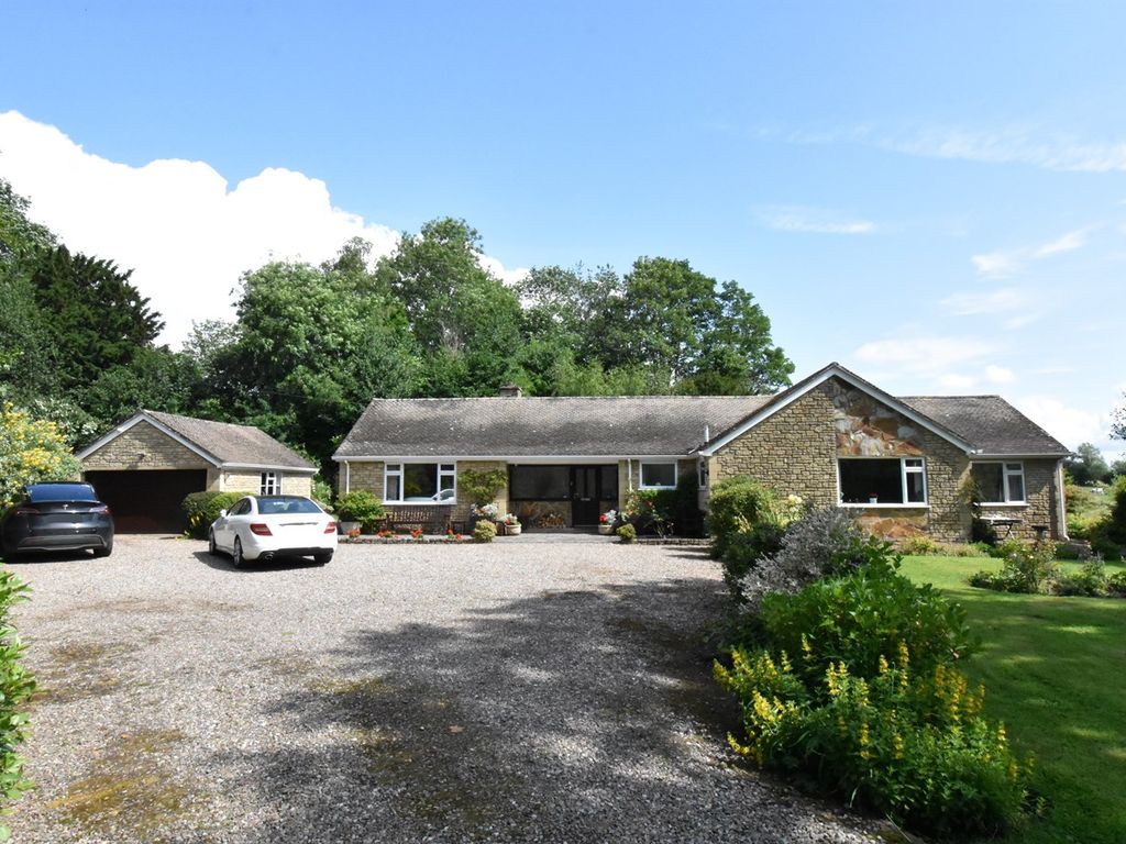 4 bed detached bungalow for sale in Twyning, Tewkesbury GL20, £825,000