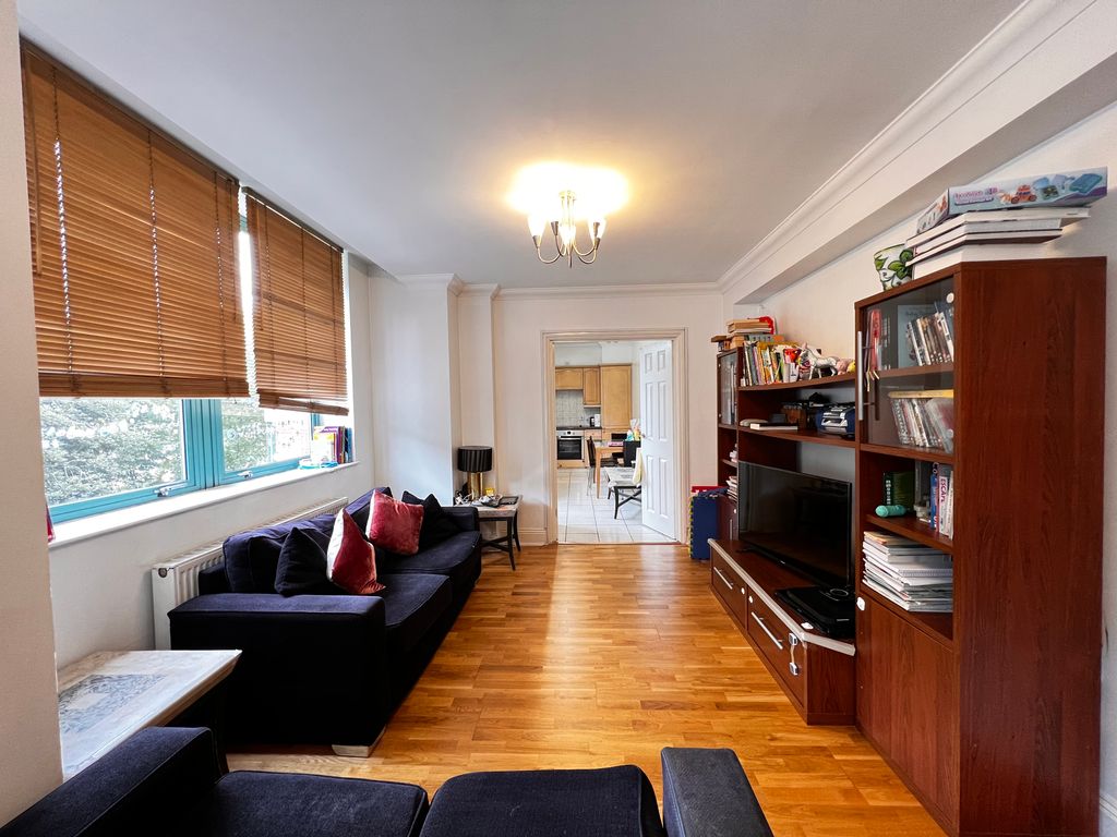 2 bed flat for sale in Kilburn High Road, Kilburn, London NW2, £525,000