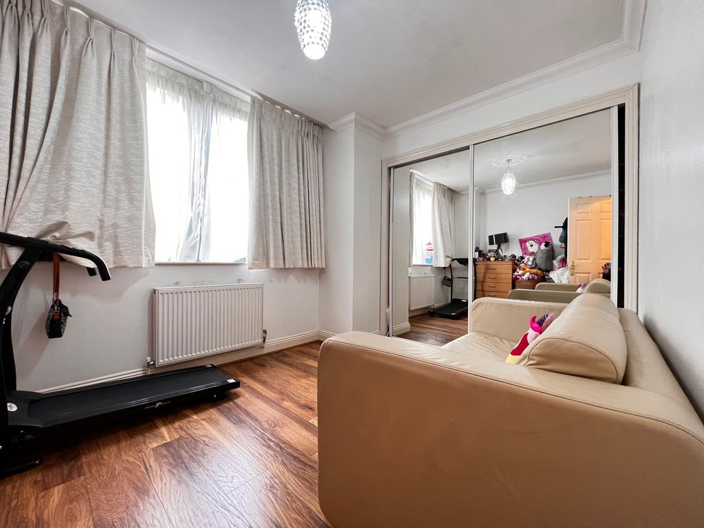 2 bed flat for sale in Kilburn High Road, Kilburn, London NW2, £525,000