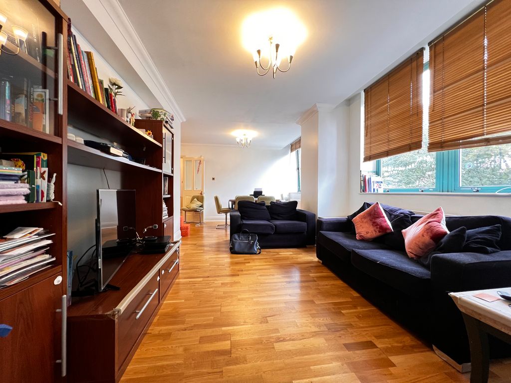 2 bed flat for sale in Kilburn High Road, Kilburn, London NW2, £525,000