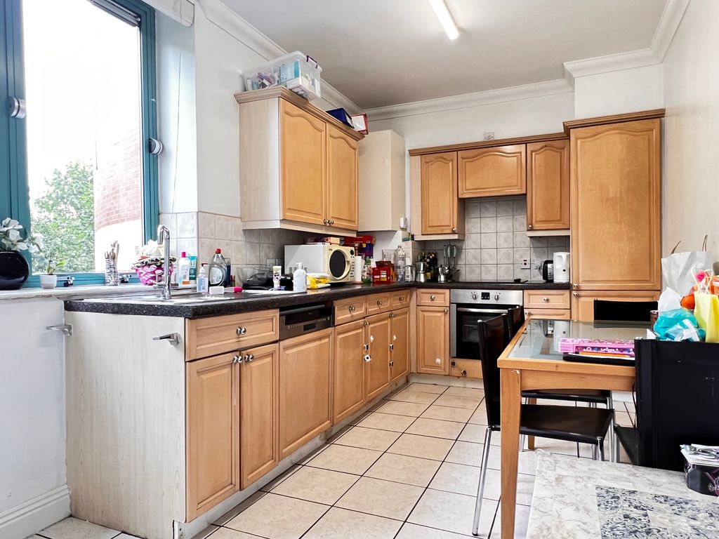 2 bed flat for sale in Kilburn High Road, Kilburn, London NW2, £525,000