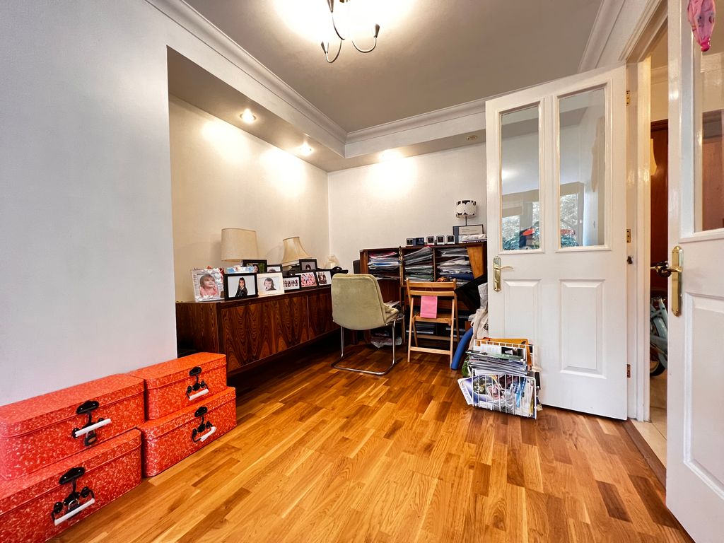 2 bed flat for sale in Kilburn High Road, Kilburn, London NW2, £525,000