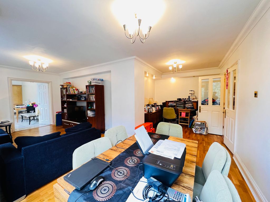 2 bed flat for sale in Kilburn High Road, Kilburn, London NW2, £525,000