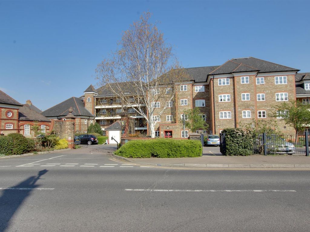 2 bed flat for sale in Newsholme Drive, London N21, £420,000