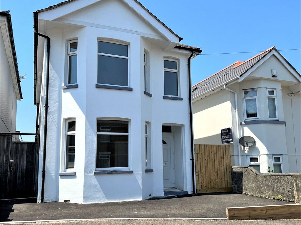 3 bed detached house for sale in Albert Road, Poole BH12, £375,000