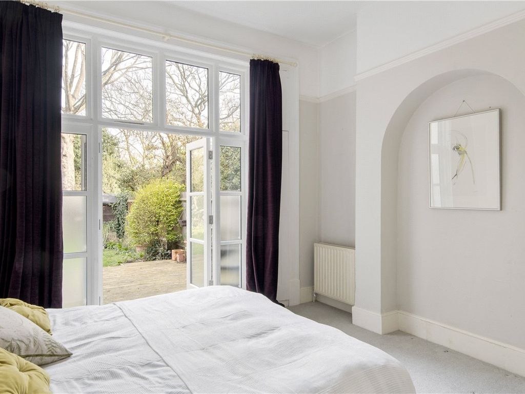 1 bed flat for sale in Balham Park Road, Balham, London SW12, £530,000