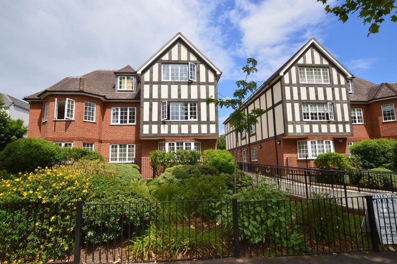 2 bed flat for sale in The Avenue, Hatch End, Pinner HA5, £570,000