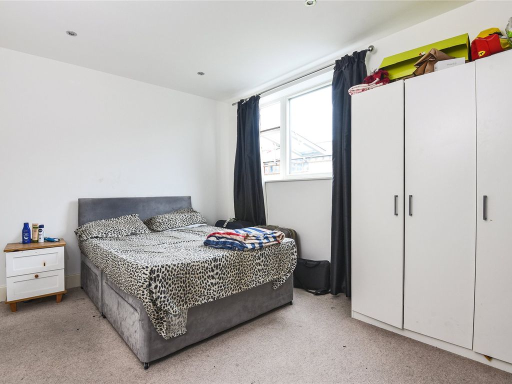 2 bed flat for sale in Deptford Bridge, London SE8, £435,000