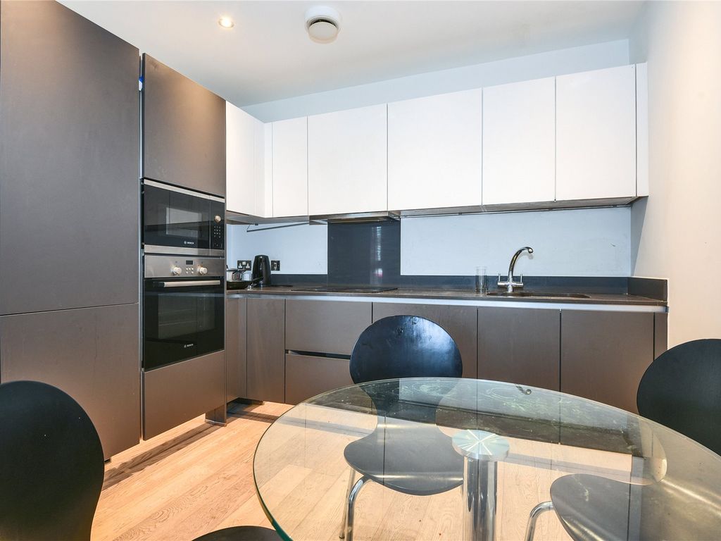 2 bed flat for sale in Deptford Bridge, London SE8, £435,000