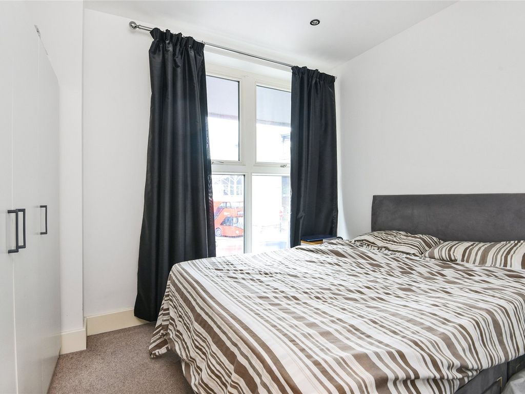 2 bed flat for sale in Deptford Bridge, London SE8, £435,000