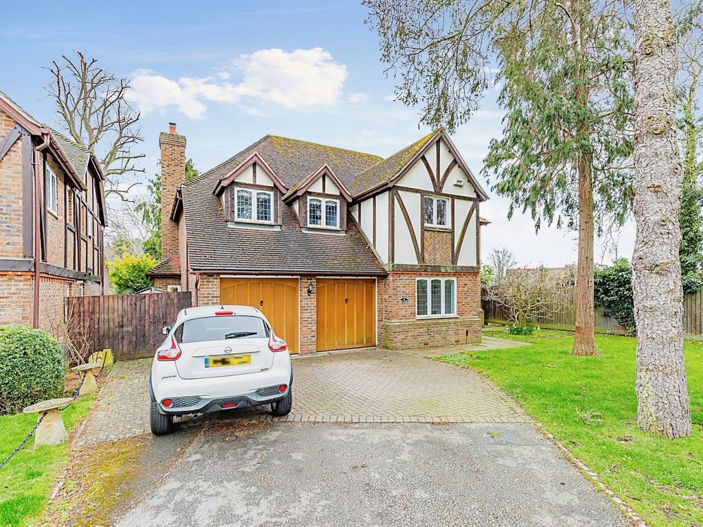 5 bed detached house for sale in Park Avenue, Newport Pagnell MK16, £800,000