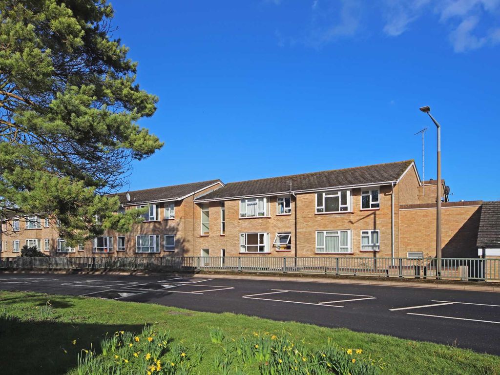 1 bed flat for sale in Rosebery Way, Tring HP23, £175,000