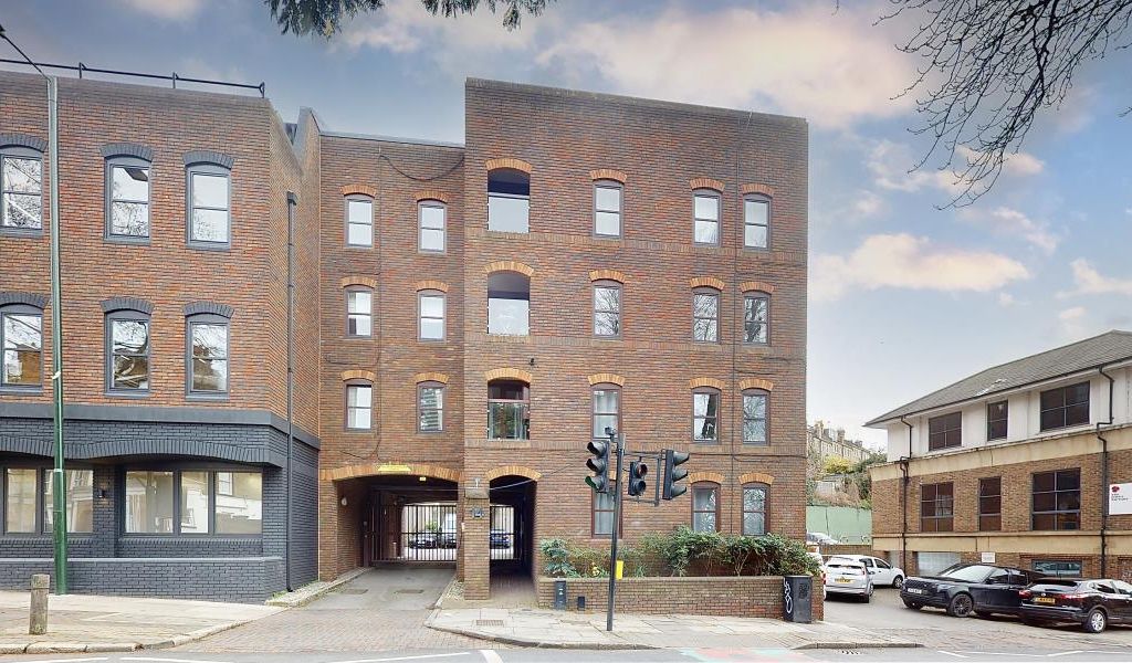 2 bed flat for sale in Petersham Road, Richmond TW10, £450,000