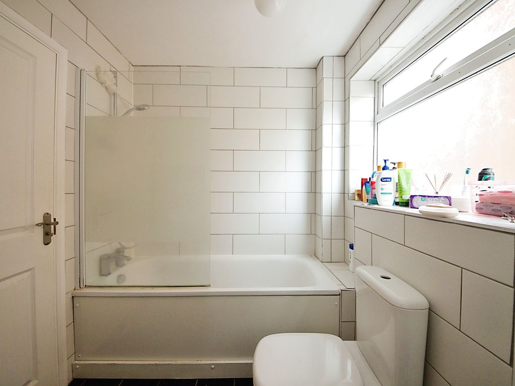 2 bed flat for sale in Lyonsdown Road, New Barnet, Barnet EN5, £500,000